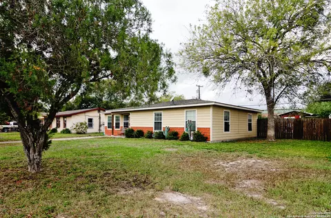 805 E Anderson, Beeville, TX 78102