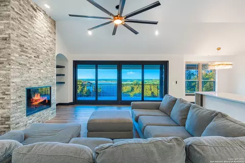 141 Oak Shrs, Canyon Lake, TX 78133