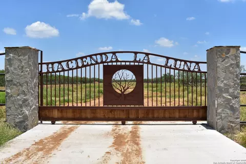 000 Jefferies Rd, Laredo, TX 78045