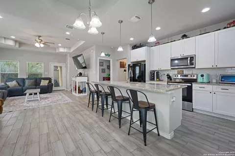 760 Crestview, Floresville, TX 78114