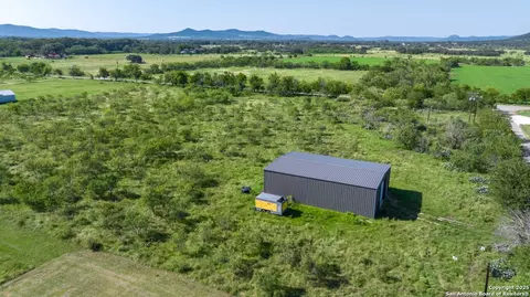 299 River View Dr, Utopia, TX 78884 photo 4
