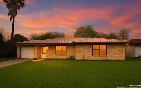 902 W Flournoy, Beeville, TX 78102