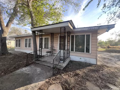 85 Brazos, Campbellton, TX 78008