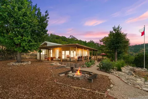 411 Valley Vw, Pipe Creek, TX 78063