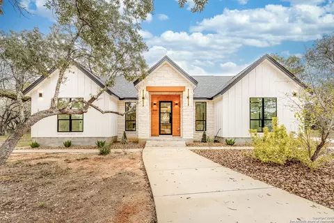 864 Paddy Rd, Floresville, TX 78114