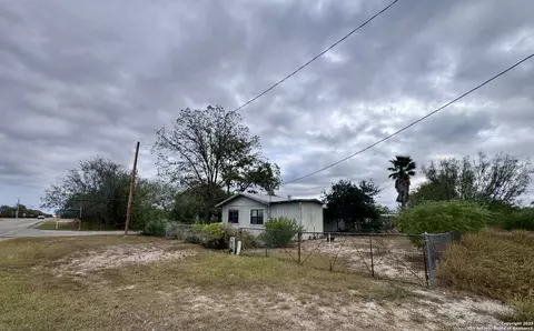 667 N Glenn Ave, La Pryor, TX 78872