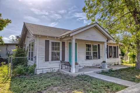 806 S Park St, Uvalde, TX 78801