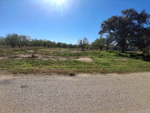 105 County Road 2671, Devine, TX 78016