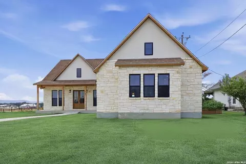 348 Valley Oak, Bandera, TX 78003