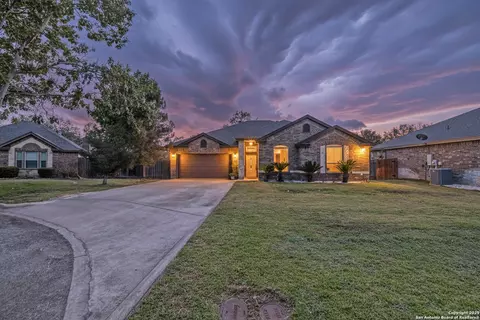 3 Briar Ct, Uvalde, TX 78801