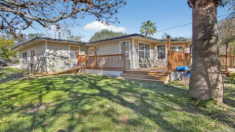 1508 E St, Floresville, TX 78114