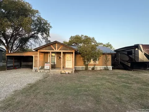 1503 N Hill St, Three Rivers, TX 78071
