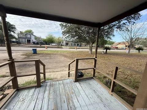 Exterior - 305 E Thornton St, Three Rivers, TX 78071 photo 1 of 1
