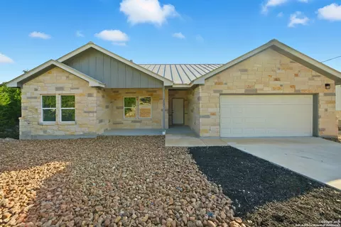 207 Deer Oaks, Lakehills, TX 78063