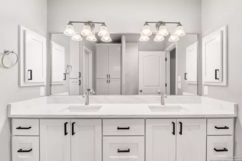 Bath - 59 Greystone Hls, Uvalde, TX 78801 photo 2 of 5
