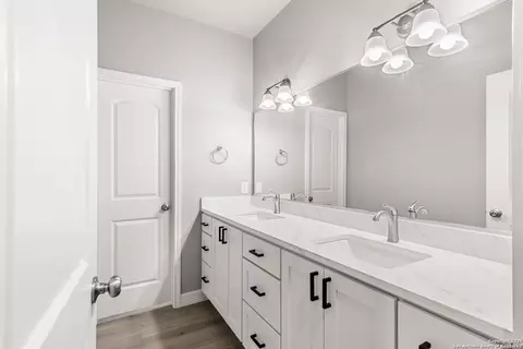 Bath - 59 Greystone Hls, Uvalde, TX 78801 photo 4 of 5