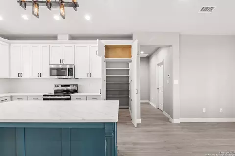 Entry Way - 59 Greystone Hls, Uvalde, TX 78801 photo 2 of 2