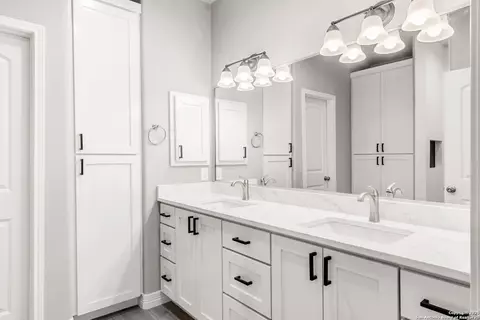 Bath - 59 Greystone Hls, Uvalde, TX 78801 photo 1 of 5