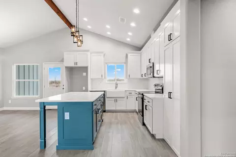 Kitchen - 59 Greystone Hls, Uvalde, TX 78801 photo 3 of 4