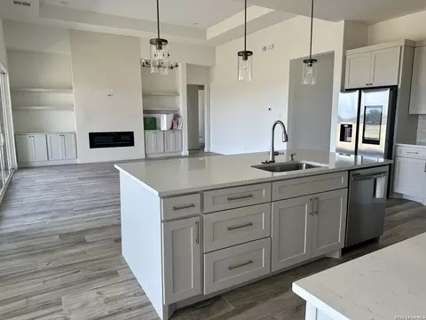 108 Abrego Trl, Floresville, TX 78114