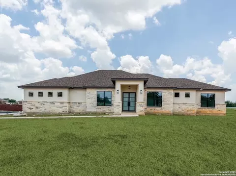 108 Abrego Trl, Floresville, TX 78114