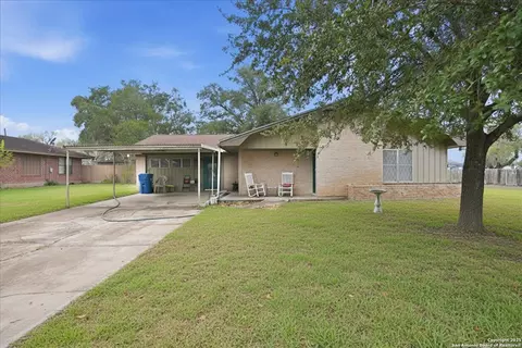 1000 Austin St, George West, TX 78022