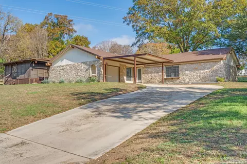 640 Crest Ln, New Braunfels, TX 78130
