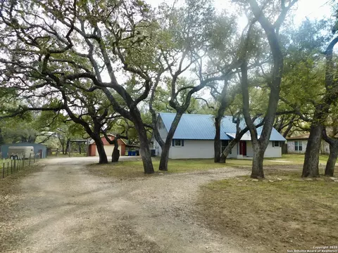30 Crestline Dr, Pleasanton, TX 78064