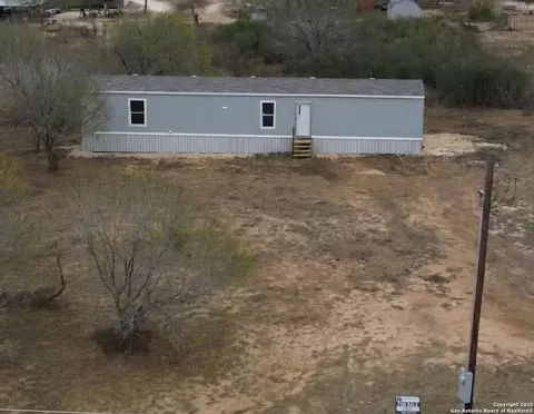152 Cr 2664, Devine, TX 78016
