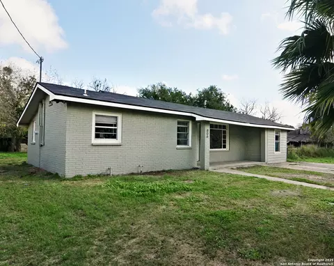 806 N Adams St, Beeville, TX 78102