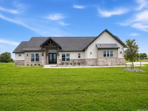 202 Octaburg, Seguin, TX 78155