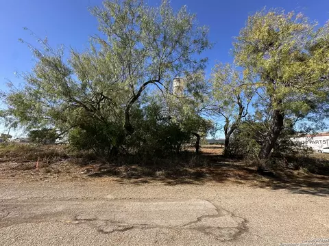 120 E Commerce E Leona, Dilley, TX 78017