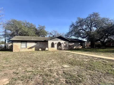 215 Lantana, Pleasanton, TX 78064