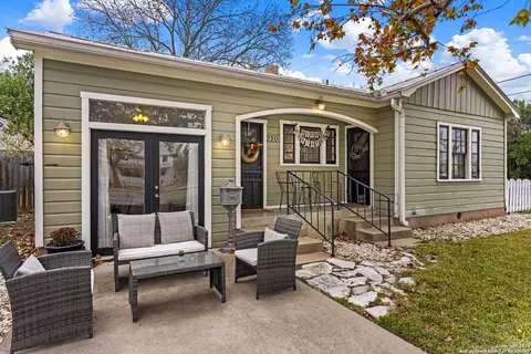 210 N Acorn, Fredericksburg, TX 78624