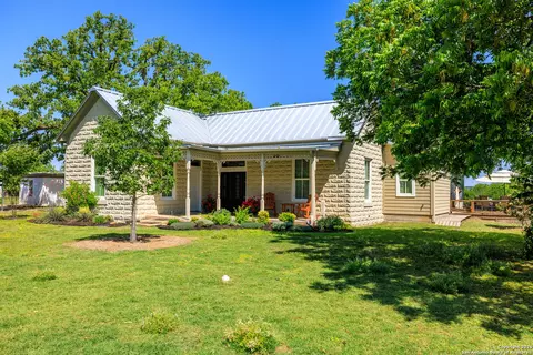 308 Oakhaven Ln, Fredericksburg, TX 78624