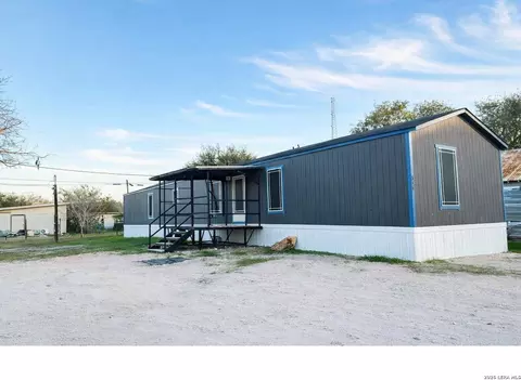 316 Simmons, Agua Dulce, TX 78330