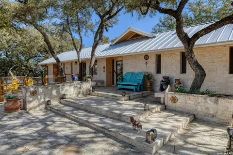93 Saddle Mountain Rd, Leakey, TX 78873