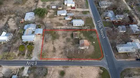 910 15th St, Hondo, TX 78861