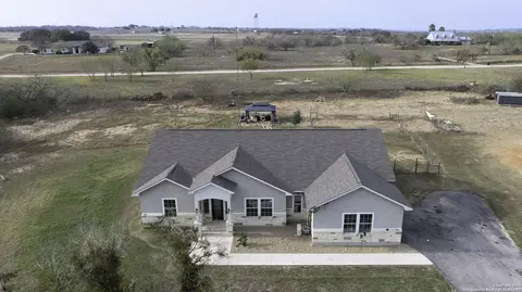 105 Hidden Hvn, Floresville, TX 78114