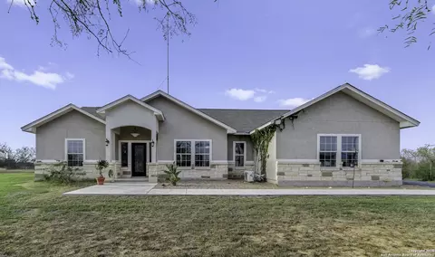 105 Hidden Hvn, Floresville, TX 78114