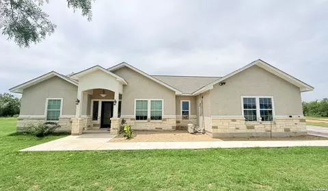105 Hidden Hvn, Floresville, TX 78114