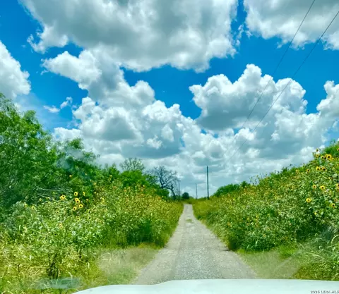 1590 Mccauley Rd, Floresville, TX 78114