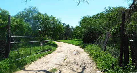 1590 Mccauley Rd, Floresville, TX 78114