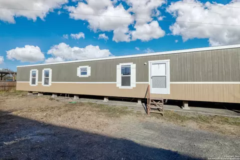 138 Senisa Dr, Uvalde, TX 78801