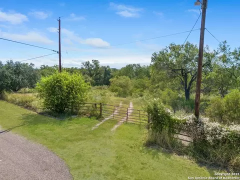 200 Lolita Dr, Lytle, TX 78052
