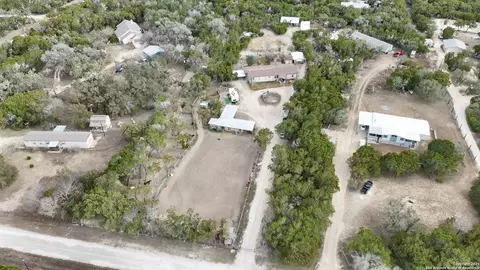 946 Frontier Ln, Bandera, TX 78003