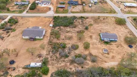 138 County Road 2665, Devine, TX 78016 photo 18