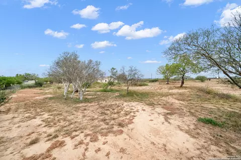 138 County Road 2665, Devine, TX 78016 photo 8