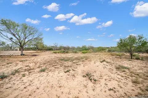 138 County Road 2665, Devine, TX 78016 photo 5