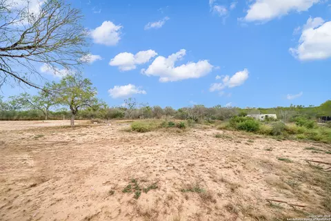 138 County Road 2665, Devine, TX 78016 photo 6